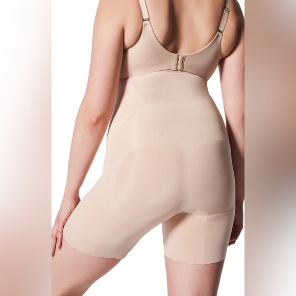 Spanx OnCore High-Waisted Mid-Thigh Short - Picture 2 of 7